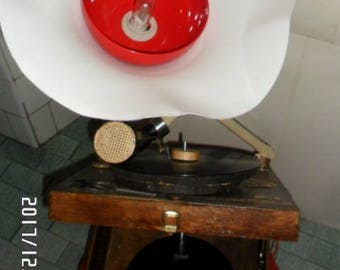 The gramophone that instead of playing lights created with recycled materials