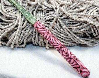 Polymer clay covered crochet hook, Boye I-9 or 5.50mm, ergonomic hook, decorative crochet hook, handmade design, ready to ship
