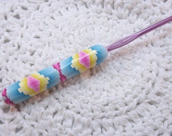Ergonomic Polymer Clay Covered Crochet Hook Handcrafted Pastel Bargello Pattern Bates G