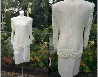 66-Vintage lace dress-Size XL-1X-Over lining-Shoulder pads-Long sleeve arm-Decorated skirt in front and back-Romantic-Delicate-Wedding dress
