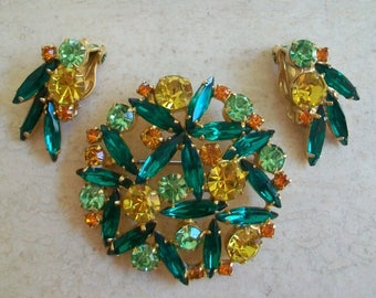 Vintage Juliana brooch and clip earrings, DeLizza and Elster jewerly set, green navarretes, round, stunning, glamorous, sparkly, stunning