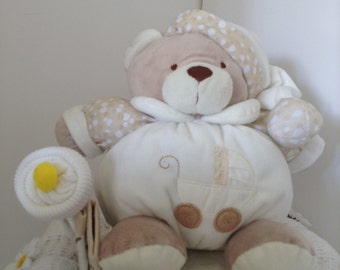 Neutral nappy cake, for a boy or a girl.