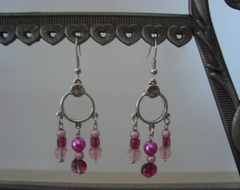 Dangling earrings in shades of pink