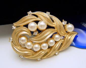 Elegant Vintage Trifari Brooch 1950s Faux Pearl Rhinestones Gold Tone