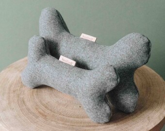 Hundespielzeug mit Quietscher, Wolle, BONE, mit Liebe kreiert in unserem kleinen Familienstudio in Berlin