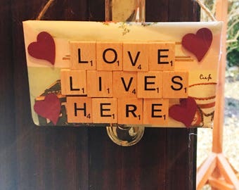 Love Lives HereWood Plaqueu
