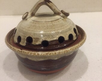 Vintage POTTERY GARLIC KEEPER 6C-801