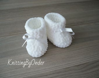 White winter baby boots Crochet baby booties Infant shoes Christening winter baby boots White knit shoes Christmas baby gift Neutral boots