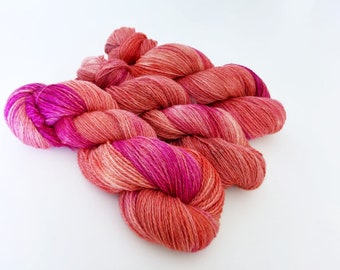100g 400 metres Don't get lippy on my new Shetland alpaca base. 80/20Shetland lambswool, British alpaca. Woollen spun. Non-superwash