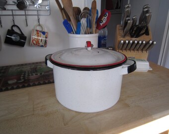 5 1/2 Qt Speckled Enamelware Stew/Stock Pot with Lid