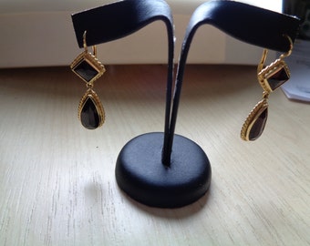 YELLOW GOLD EARRINGS with faceted garnets