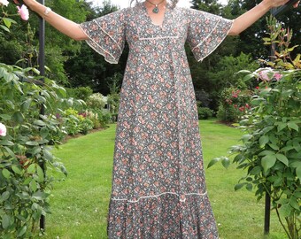 Vintage 1970s English Lady Country Dancing Maxi Dress with Flutter Sleeves Laura Ashley Style William Morris Print