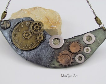Steampunk pendant with clock