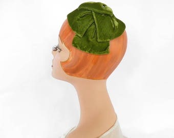 Vintage 1950s hat, green velvet bow halfhat, excellent