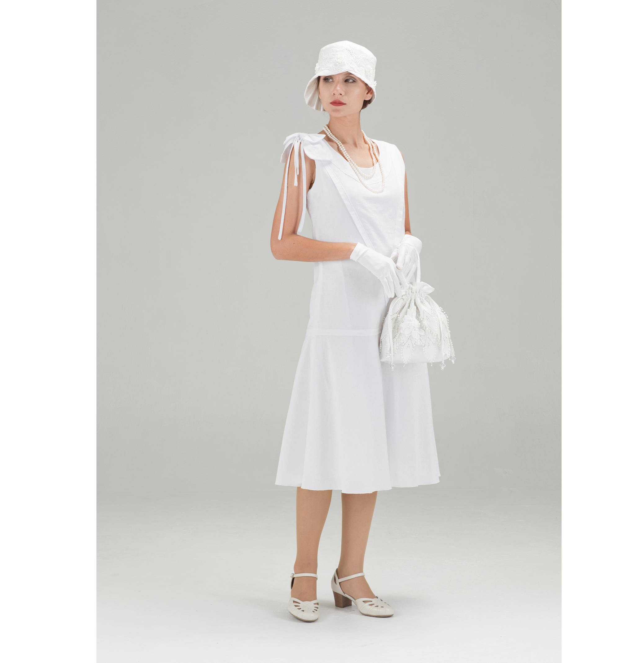 Beautiful 1920s cotton dress in white with bow on shoulder