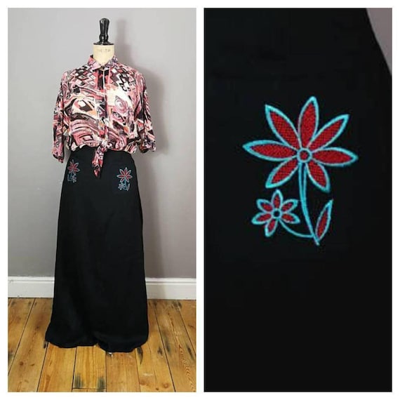 70s black maxi skirt with embroidered flowers / boho long 70s skirt / original hippie skirt / petite vintage / long A-line skirt UK 8