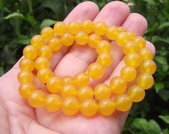 4 ROUND 8 MM YELLOW JADE BEADS.