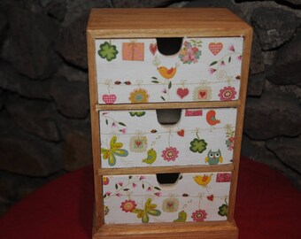 Small chest of drawers in wood with three drawers