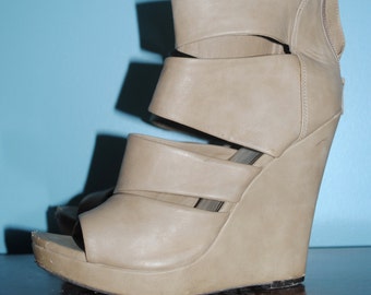 4" strapped wedges. size: 8/9
