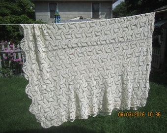 Lovely Handmade Crocheted Lace Tablecloth Light Ecru