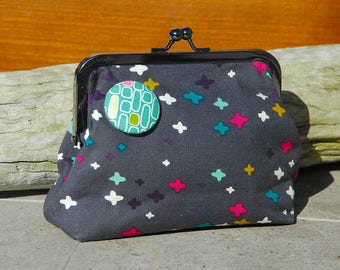 Fabric purse with metal frame