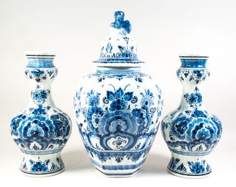 Delft blue vases, garniture set by Goudse plateelbakkerij Flora, handpainted, Delft blue vase, ginger jar, Blue White vases, Delft blue ware
