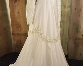 Sale!/Stunning Victorian Vintage 1960s Empire Waist William Cahill Wedding Dress/Modest/Temple/LDS/Mormon/Bridal