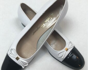 Salvatore Ferragamo Vintage White Bow Black Captoe Low Heel Shoes/Salvatore Ferragamo Boutique/Made in Italy