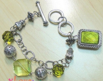 Metal Bracelet with Green Beads and Metal Balls (V-158)