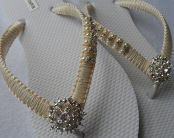 Ivory Wedding Flip Flops / Bridal Pearls Sandals / Ivory Color Bridesmaid Shoes / Rhinestone & Pearls Flip Flops..