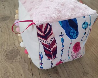 Baby play cube feathers
