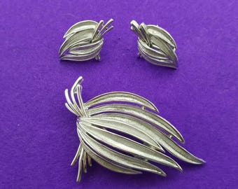 Crown Trifari Brooch and clip earrings Silver tone modern Mint Condition