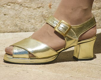 Vtg. 90's golden platform sandals.