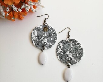 Black and white pendant paper earrings.