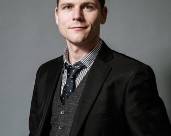 Photo free license material Model Ben suit sitting Figure 1