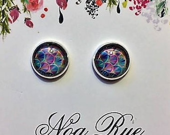 Rainbow Scallop 10mm Stud Earrings