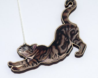 wooden stretching cat necklace - Brown tabby cat