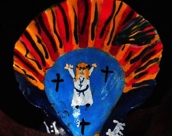 Tiny scallop shell with spiritual figure