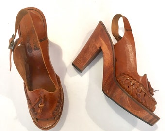 vintage 1970s shoes- WALNUT wooden heel leather sandals / 8AA