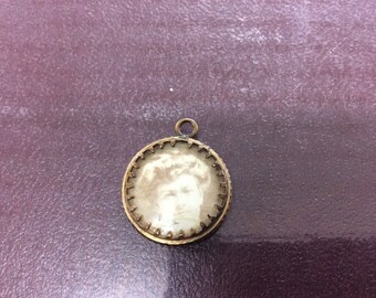 Double portrait pendant from the 20s
