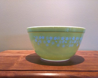 Vintage Pyrex Crazy Daisy Spring Blossom #402 Lime Green Mixing Bowl 1.5 Quart