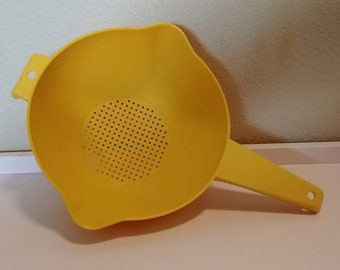 Vintage Tupperware 2 quart colander