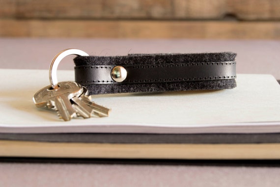 Felt and leather KEYCHAIN, key holder, key fob, charcoal and black, wool felt, handmade, made in Italy