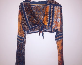 Size 8 flared sleeve toe-front top