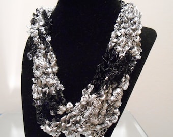 Black and White Trellis Necklace New Style