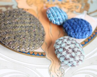 Set of 4 fabric covered buttons, 422 vintage buttons