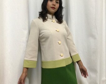 Vintage 100% Polyester Beautiful Coat MOD Style Perfect for Winter