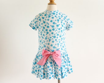 Vintage 1960s Girls Size 4 One Piece Dress, Tiny Town Mini Mods White Blue Floral Print Dropped Waist, b26" L21.5"