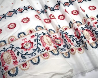 Viscose Flowers and ornaments on white 0.54yd (0,5m) 003850