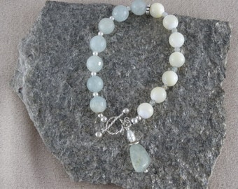 Aquamarine and mother of pearl bracelet - Handmade